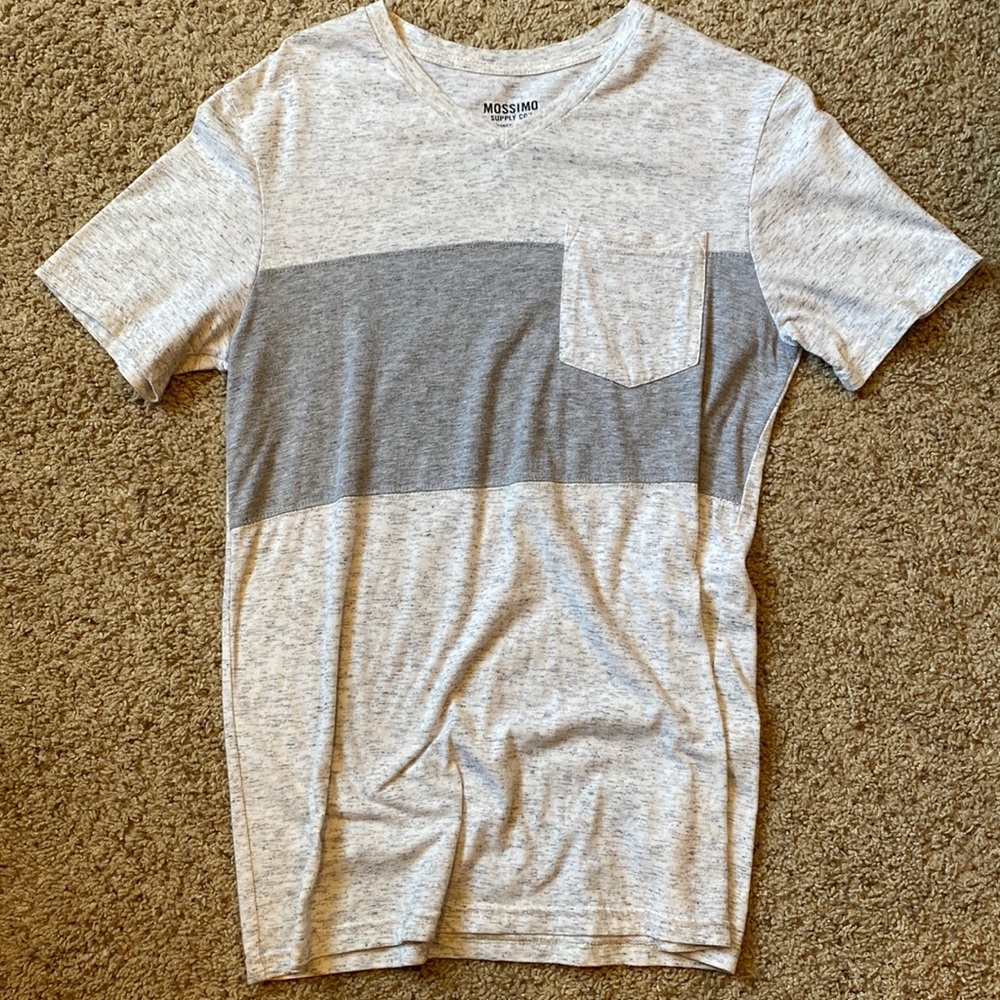 Men’s casual V-neck t-shirt